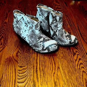 QUPID faux snake skin booties women’s size 6